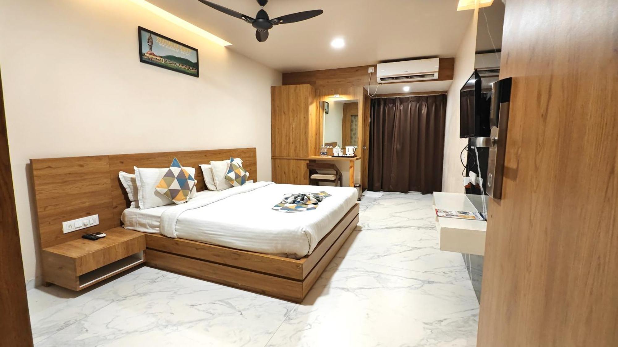 The Sky Imperial Unity Inn Garudeshwar Экстерьер фото